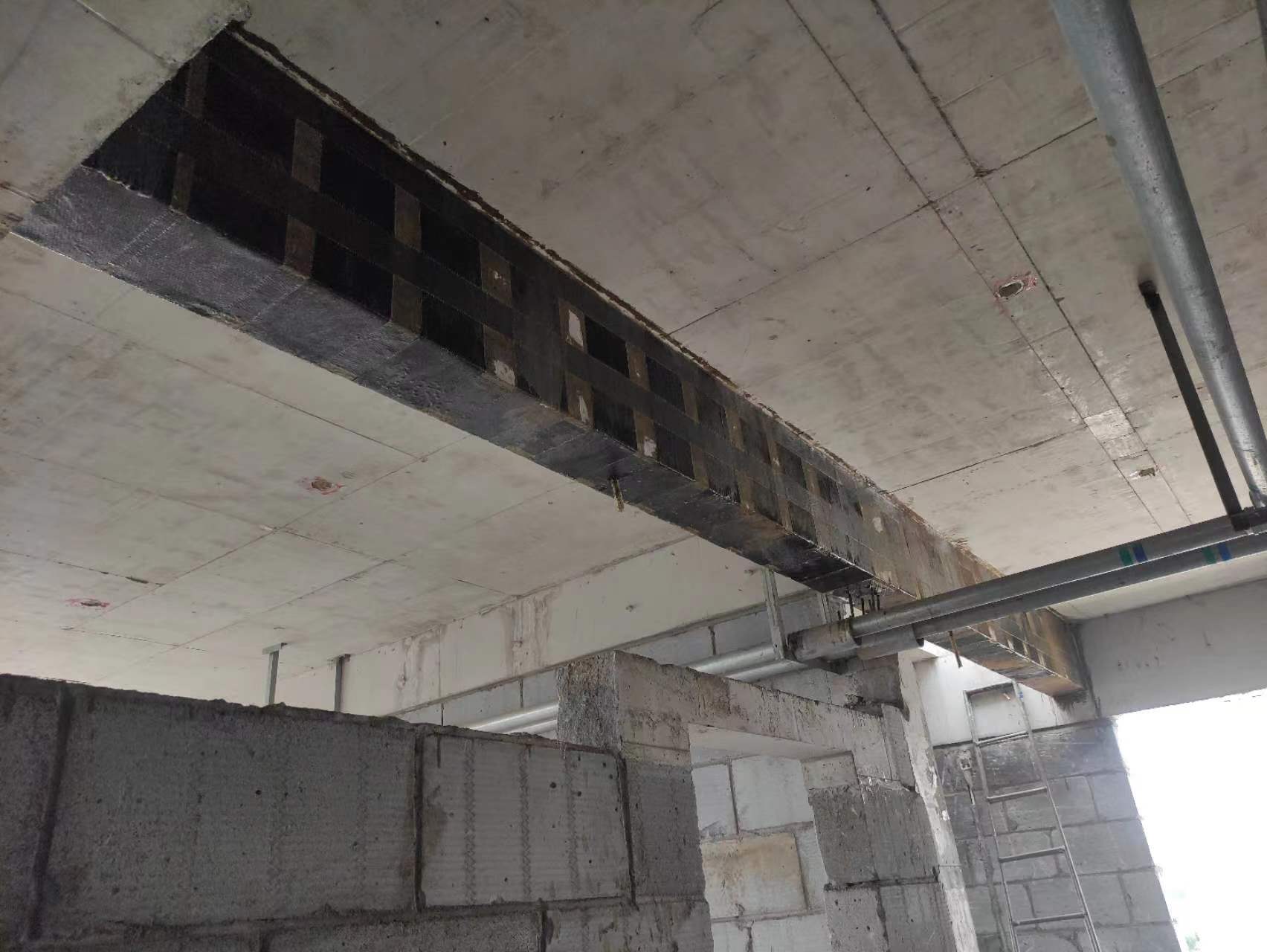 湖州现浇楼板开洞运用碳纤维加固和粘钢加固
